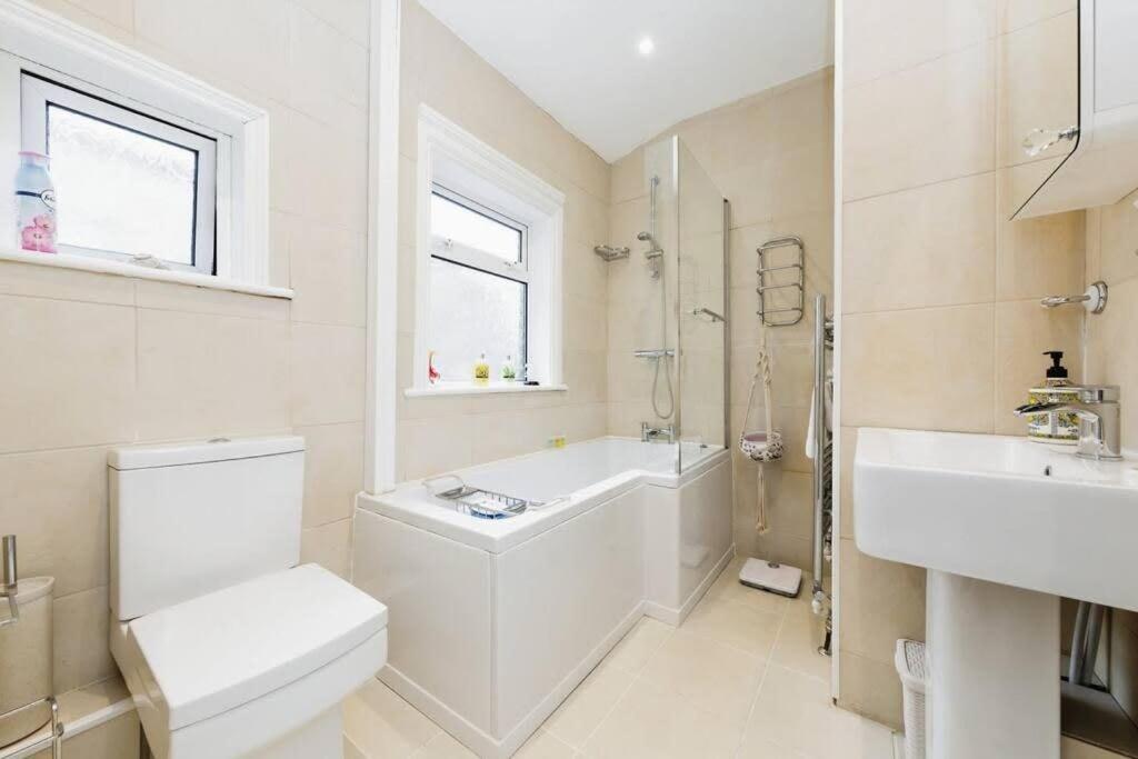 Your Chic 3Br Home Comfort And Style In Londres Exterior foto